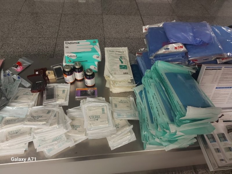 Ndalohen pajisje për transplant të flokëve në Aeroportin ”Adem Jashari”