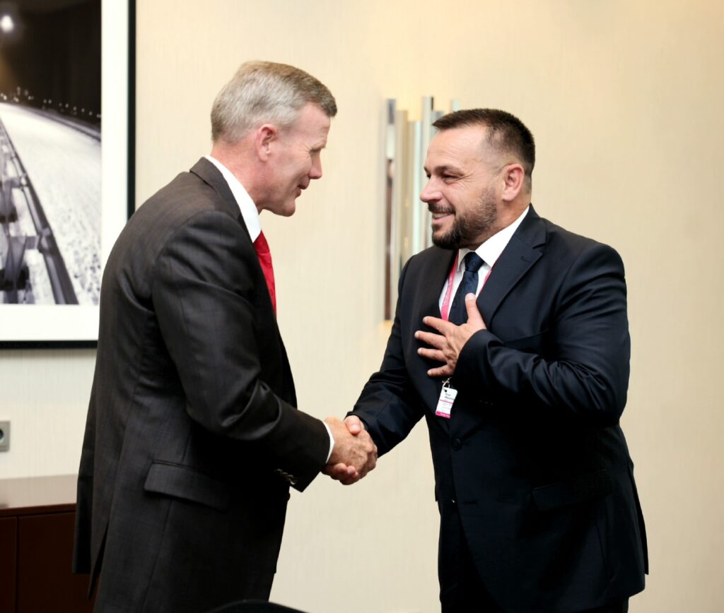 Ministri Maqedonci takoi udhëheqësit ushtarakë amerikanë në Forumin e Sigurisë së Varshavës