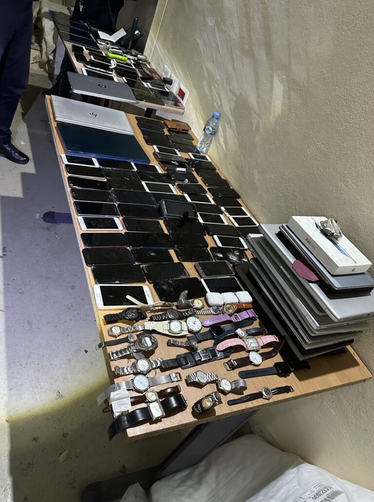 Dogana kap pajisje elektronike të kontrabanduara në Vërmicë