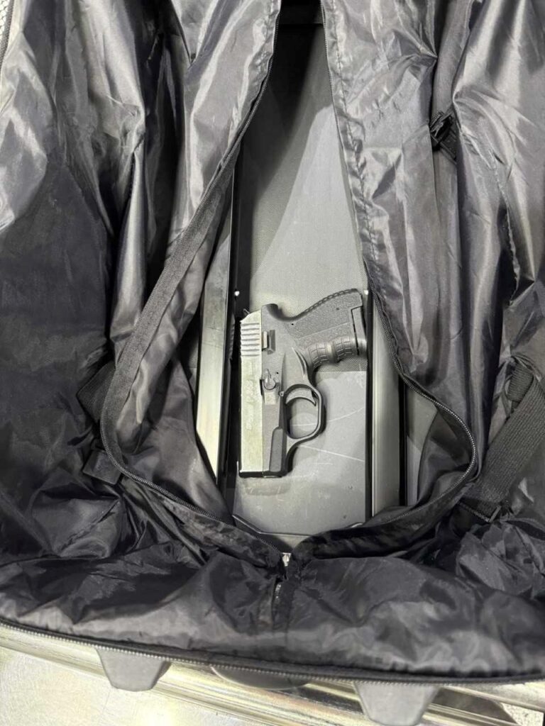 Kosovarja kapet në Aeroportin e Prishtinës me armë zjarri në bagazh