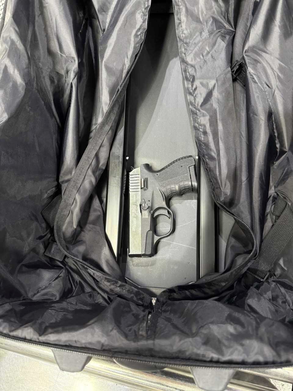 Kosovarja kapet në Aeroportin e Prishtinës me armë zjarri në bagazh