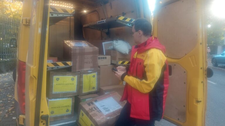 Sot fillon verifikimi i pakove me fletëvotime nga votimi përmes postës