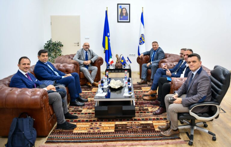 Drejtori Hoxha takohet me z. Vitagliano nga Karabinieria Italiane