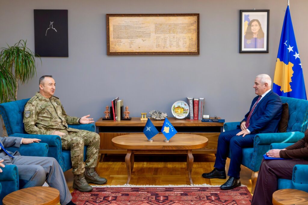 Gjeneralmajor Ulutash takohet me Xhelal Sveqlën në Prishtinë