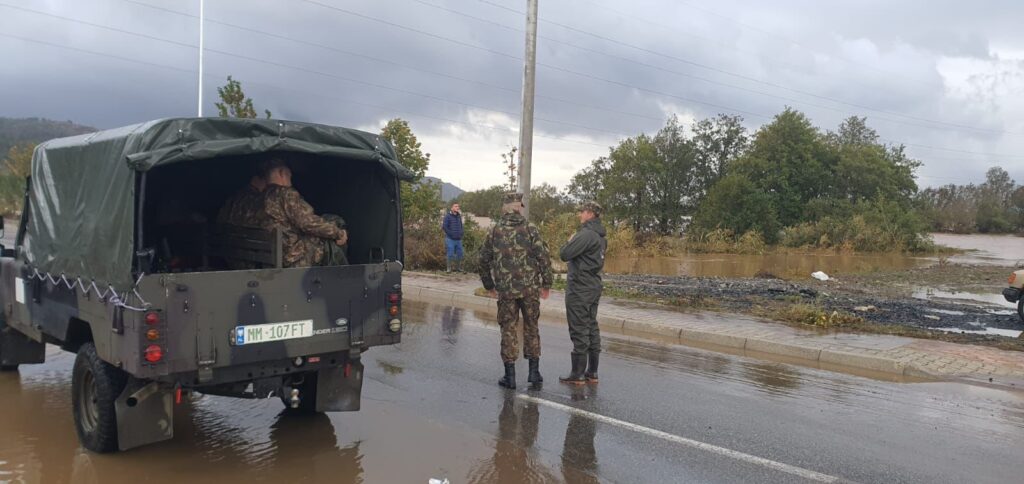 Reshjet e shiut që përmbytën Shkodra, reagon Ministria e Mbrojtjes