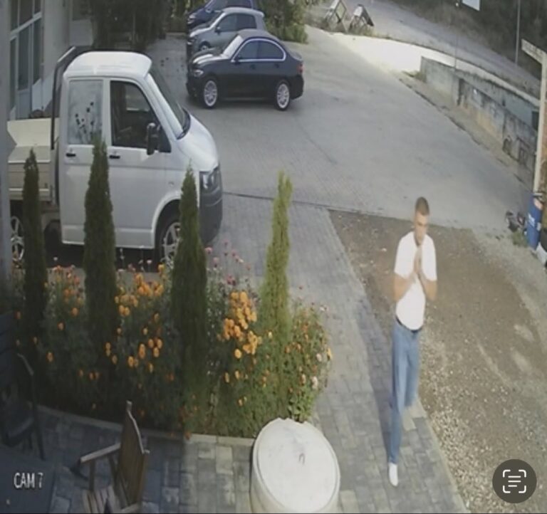 Policia kërkon ndihmë për identifikimin e një të dyshuari për vjedhje