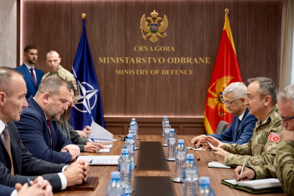 Gjeneralmajori i KFOR-it takohet me ministrin e Mbrojtjes së Malit të Zi