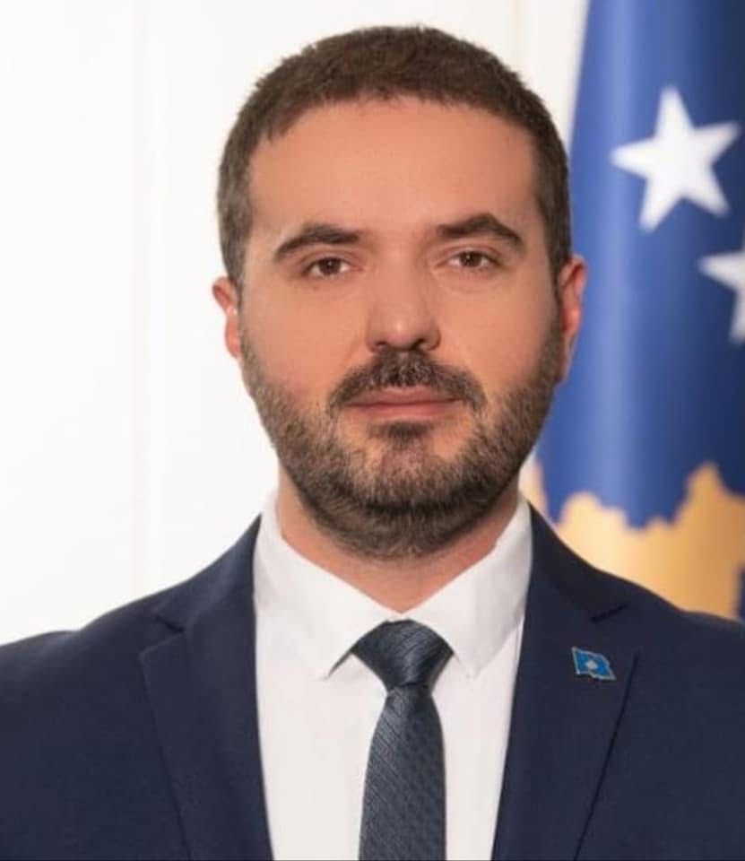 Presidentja Osmani ngushëllon familjen për ndarjen nga jeta të Petrit Hotit