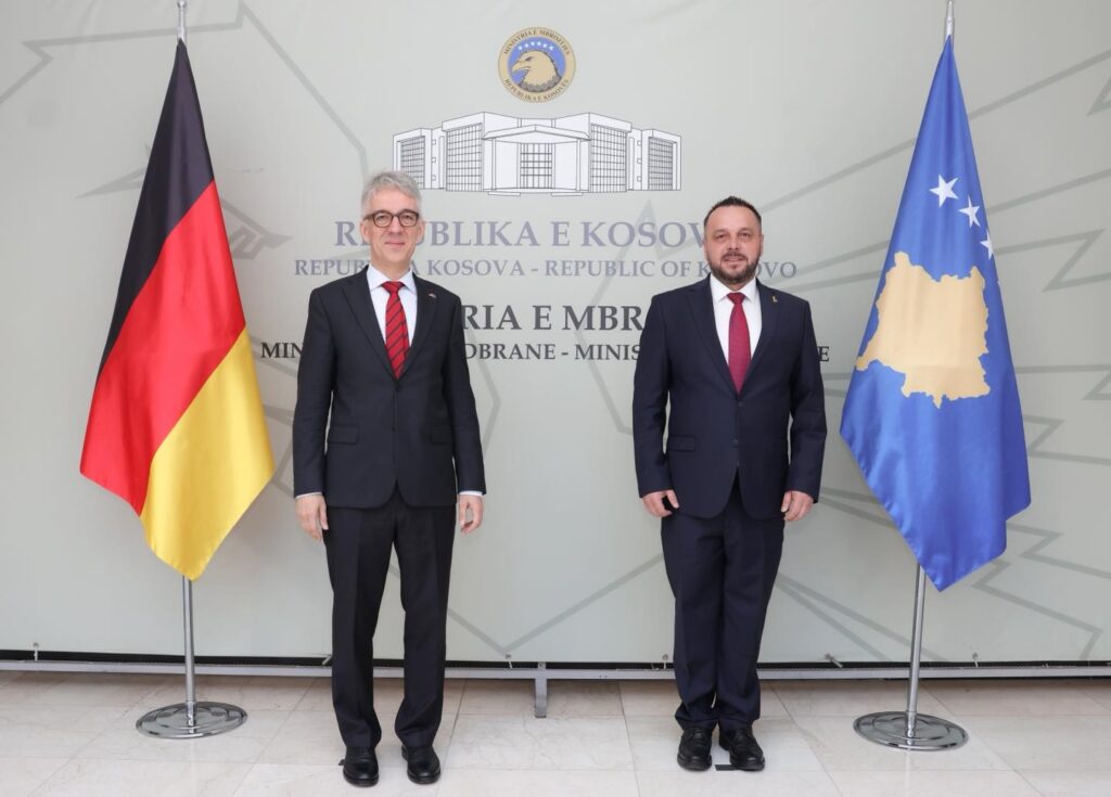 Maqedonci takohet me ambasadorin gjerman, diskutojnë për sigurinë në vend dhe kapacitetet aktuale të FSK-së