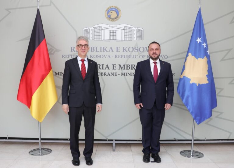Maqedonci takohet me ambasadorin gjerman, diskutojnë për sigurinë në vend dhe kapacitetet aktuale të FSK-së