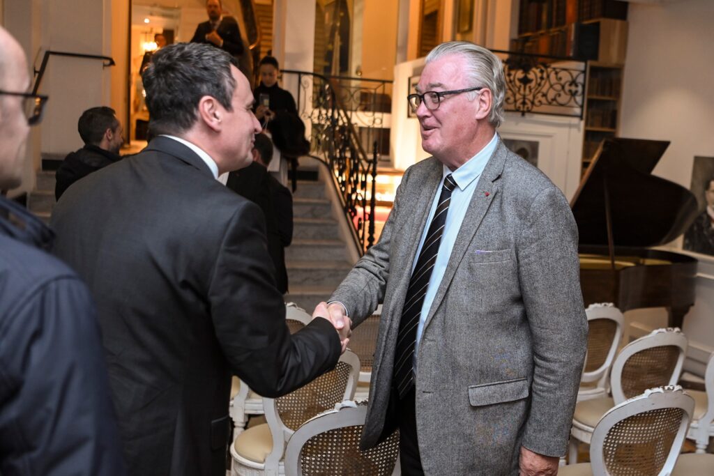 Kurti i ftuar i nderit në darkën e shtruar nga Qarku Diplomatik i Parisit