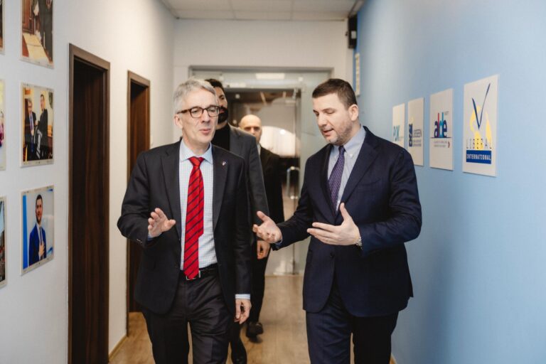 Krasniqi takon Rainer Rudolph, diskutuan për zhvillimet politike në vend