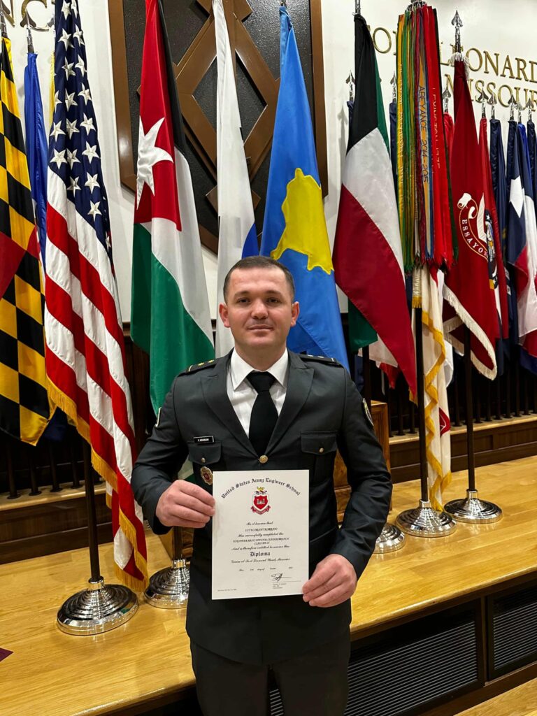 Oficeri i FSK-së diplomon në ShBA