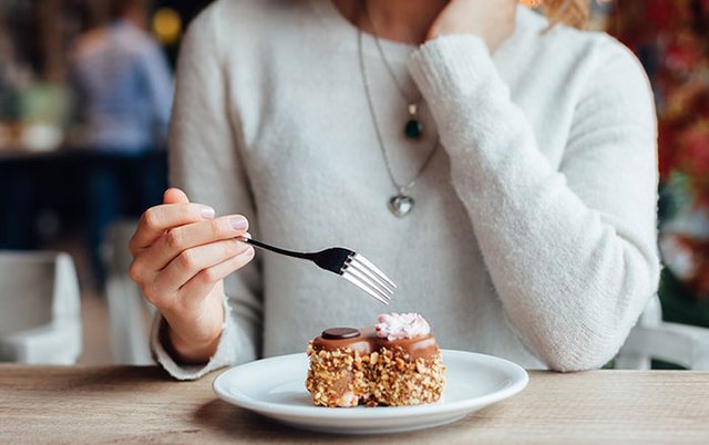 Pse keni uri të shpeshtë edhe pasi keni ngrënë?