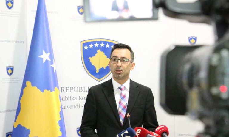 Basha paralajmëron krizë të pagave: 80 mijë zyrtarëve publikë u rrezikohen rrogat