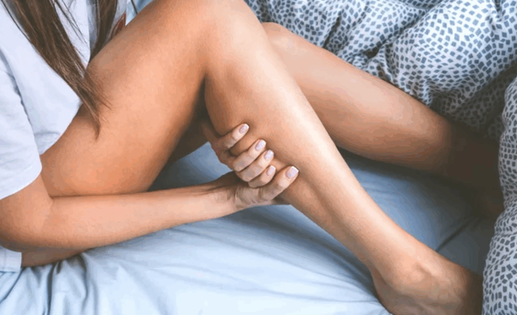 Ngërçi i këmbës gjatë natës: Pse ndodh dhe si ta parandaloni