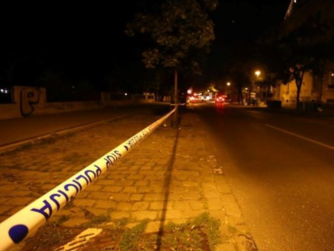 Babai i derdh benzinë ​​të birit dhe i vë flakën, e shpëton nëna