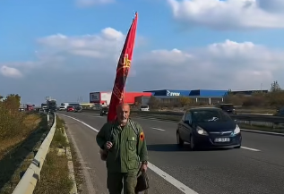 Në këmbë nga Kosova, veterani i UÇK-së mbërrin në Tiranë për protestën
