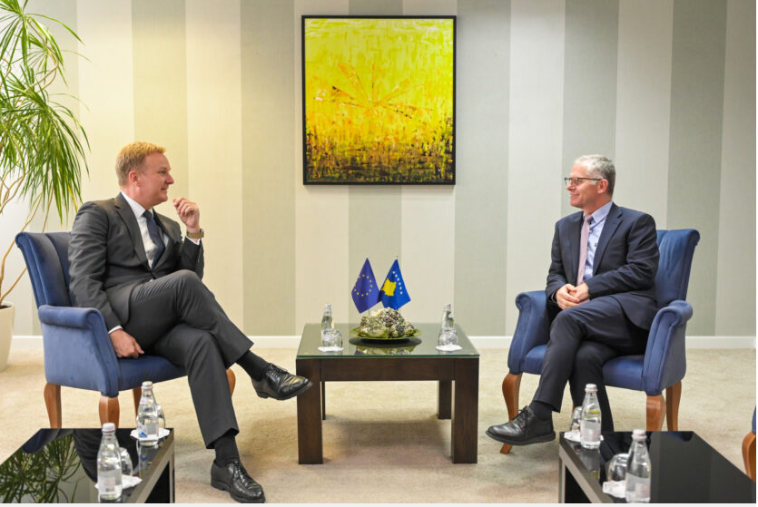 Zëvendëskryeministri Bislimi takohet me Përfaqësuesin e Posaçëm të BE-së për dialogun Kosovë-Serbi