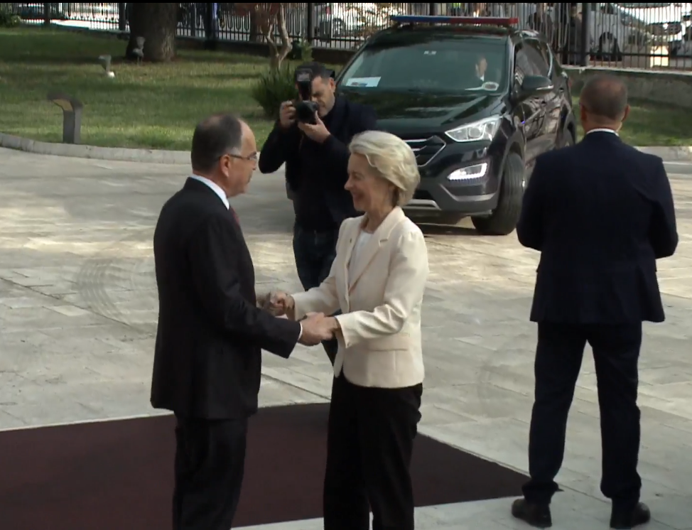 Von der Leyen mbërrin në Tiranë