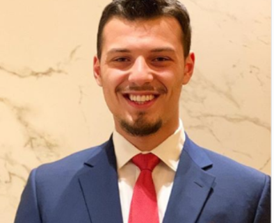 Endrit Thaçi i buzëqeshur në mes të protestës në Tiranë