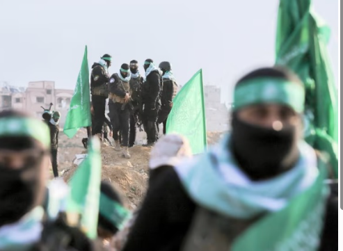 Lirohen 7 pengjet e gjalla të mbajtura në Hamas