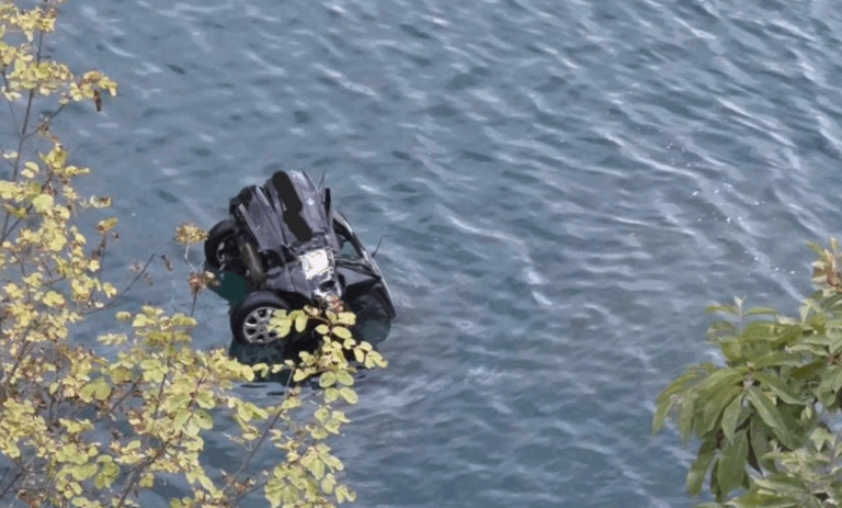 Një veturë bie në Liqenin e Ujmanit