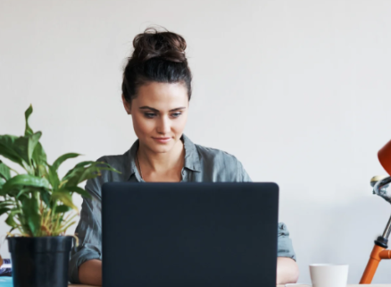 6 mënyrat për të qenë më pozitiv në punë