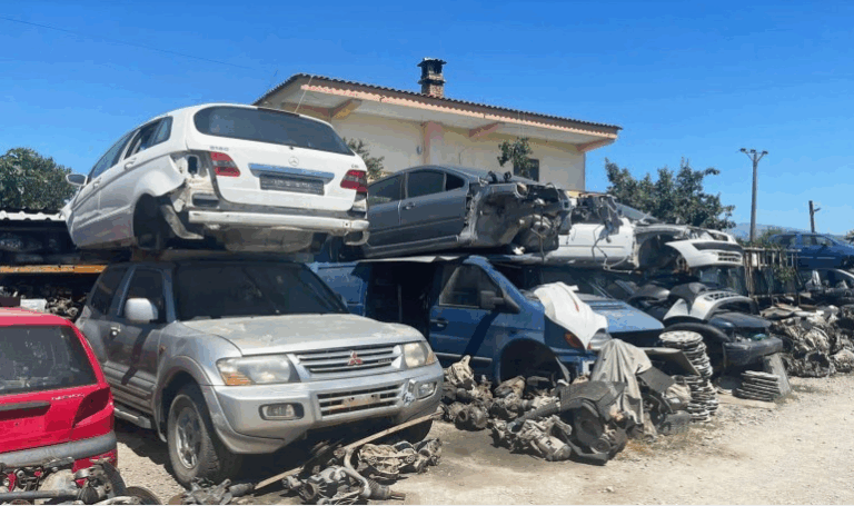 Qeveria shqiptare heq nga qarkullimi mbi 6 mijë makina të vjetra
