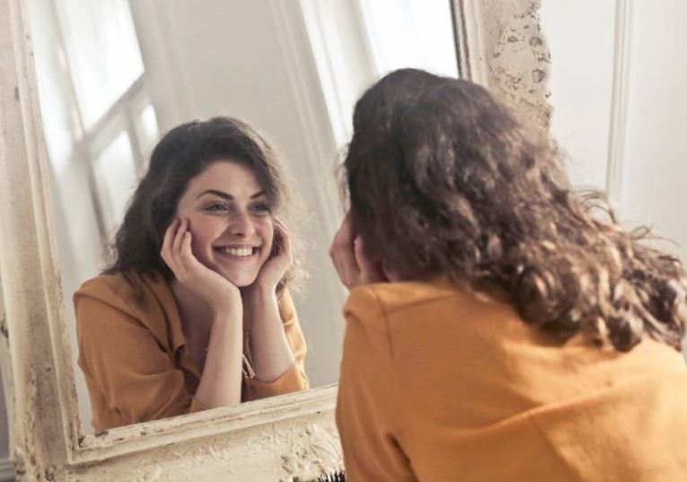 6 këshilla nga psikologët si të jeni më të lumtur