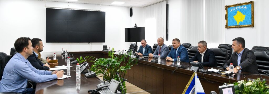 Priten në një takim zyrtar përfaqësuesit e Fondit të Kosovës për Efiçiencën e Energjisë