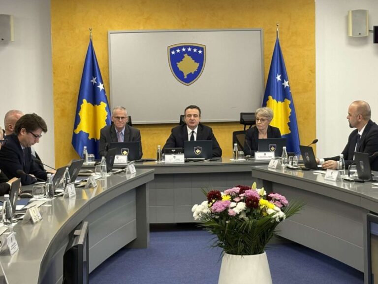 Kurti: Do të jepet edhe paga e 13 për të gjithë punonjësit e sektorit publik