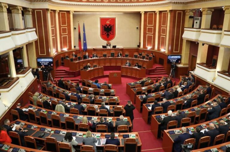 Rrëzohet kërkesa e opozitës për shkarkimin e kryeparlamentarit Peleshi