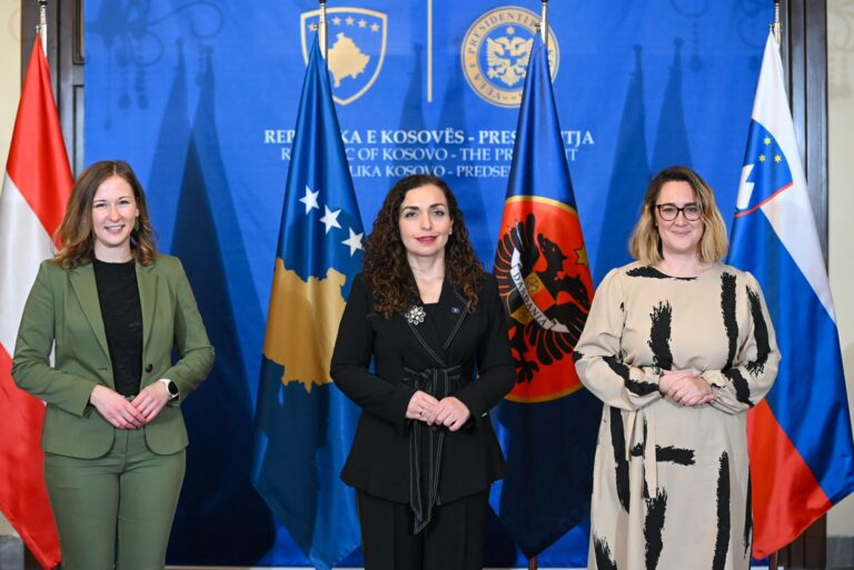 Presidentja Osmani priti në takim Ministren Federale të Austrisë për Evropë, Integrim dhe Familje, dhe Sekretaren e Shtetit të Sllovenisë për Çështje Evropiane