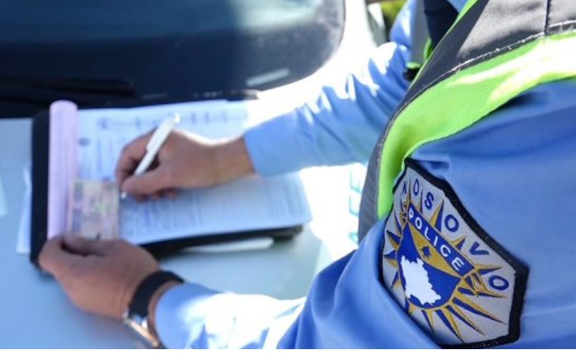 Instruktorja e auto-shkollës gjobitet pasi kandidatja përdori telefonin