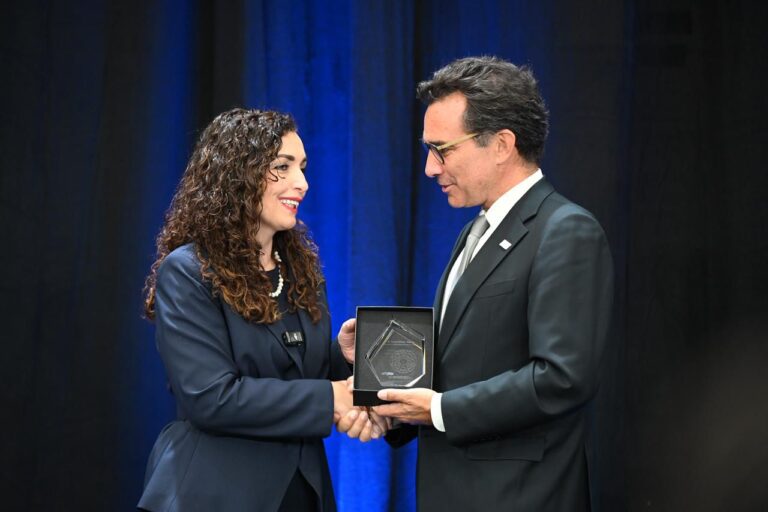 Presidentja Osmani merr Çmimin për Gratë, Paqen dhe Sigurinë