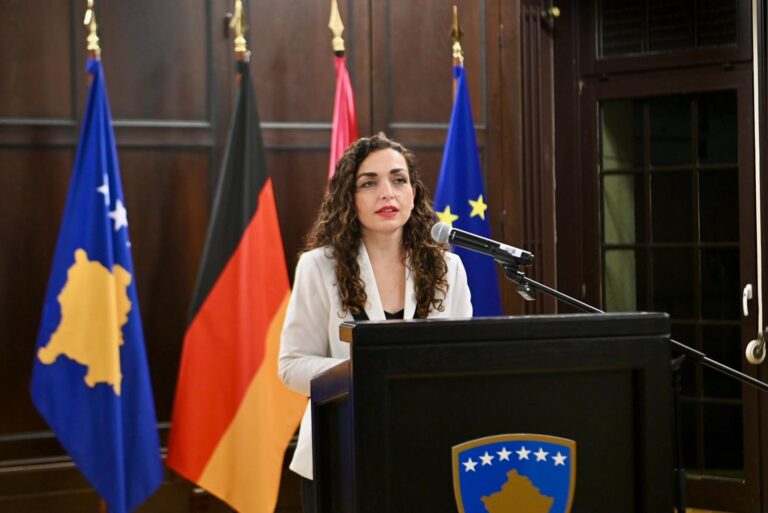 Osmani i ndanë medalje politikanes gjermane, Marieluise Beck