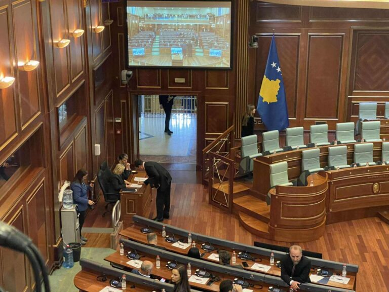 Albin Kurti arrin në sallën e Kuvendit të Kosovës