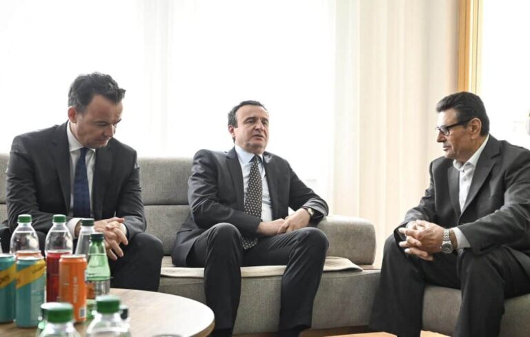 Kryeministri Kurti vizitoi për ngushëllime familjen e zyrtarit policor, Shemë Mustafa