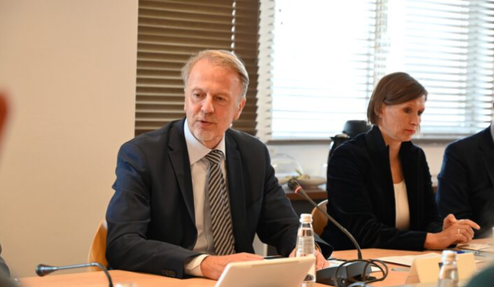 Orav dhe shefat e misioneve të vendeve të BE e presin në takim Radoniqin