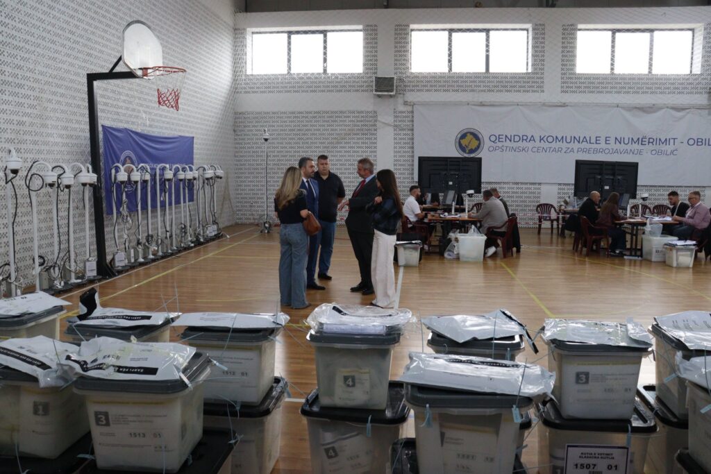 Ambasadori Hargreaves viziton Qendrën e Numërimit të Votave në Obiliq