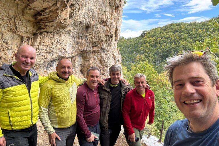 Ambasadori britanik i merr kushërinjtë për “hiking” në Malet e Sharrit