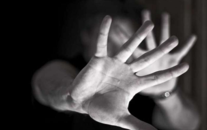 Djali sulmon babanë, vëllanë dhe njerkën në Klinë – arrestohet nga Policia