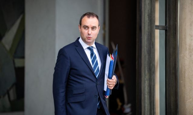 Kryeministri francez jep dorëheqje pas më pak se një muaji në detyrë