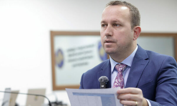 Elezi: Sonte numërohen fletëvotimet për kryetarë