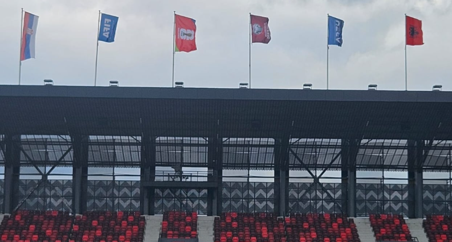 Rikthehet flamuri kuqezi në stadiumin ku do të luhet ndeshja Shqipëri-Serbi