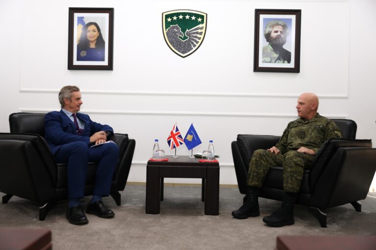Komandanti i FSK-së takohet me Hargreaves