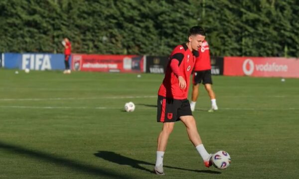 Sylvinho e lë Nazmi Gripshin në tribuna për ndeshjen ndaj Serbisë