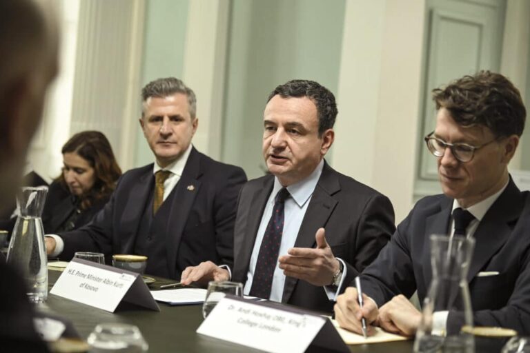 Kurti mirëpritet nga “Instituti Mbretëror i Shërbimeve të Bashkuara”