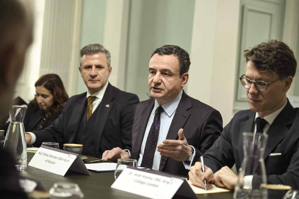 Kurti mirëpritet nga “Instituti Mbretëror i Shërbimeve të Bashkuara”